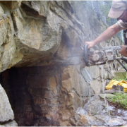 Изготовление проема в скале для установки двери в пещеру, используется гидравлическая цепная пила ICS 880F4